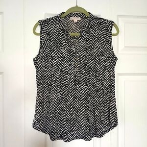 Sleeveless 4 button blouse, black & white, 2 pockets, gathered front & back.